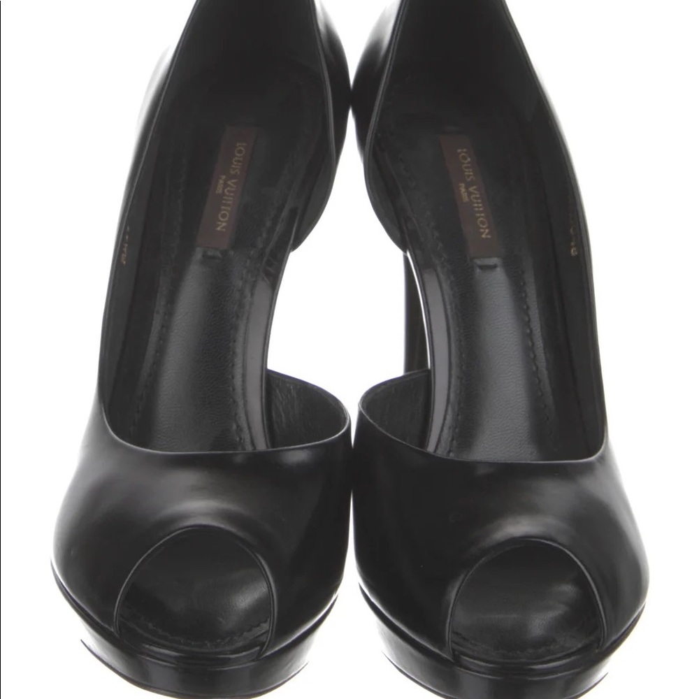 LOUIS VUITTON
Leather D'Orsay Pumps